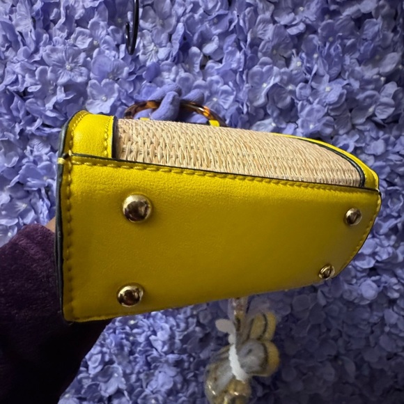 🔥New IN 💡ATTIRE YELLOW CROSSBODY BAG🔥 - Picture 4 of 9